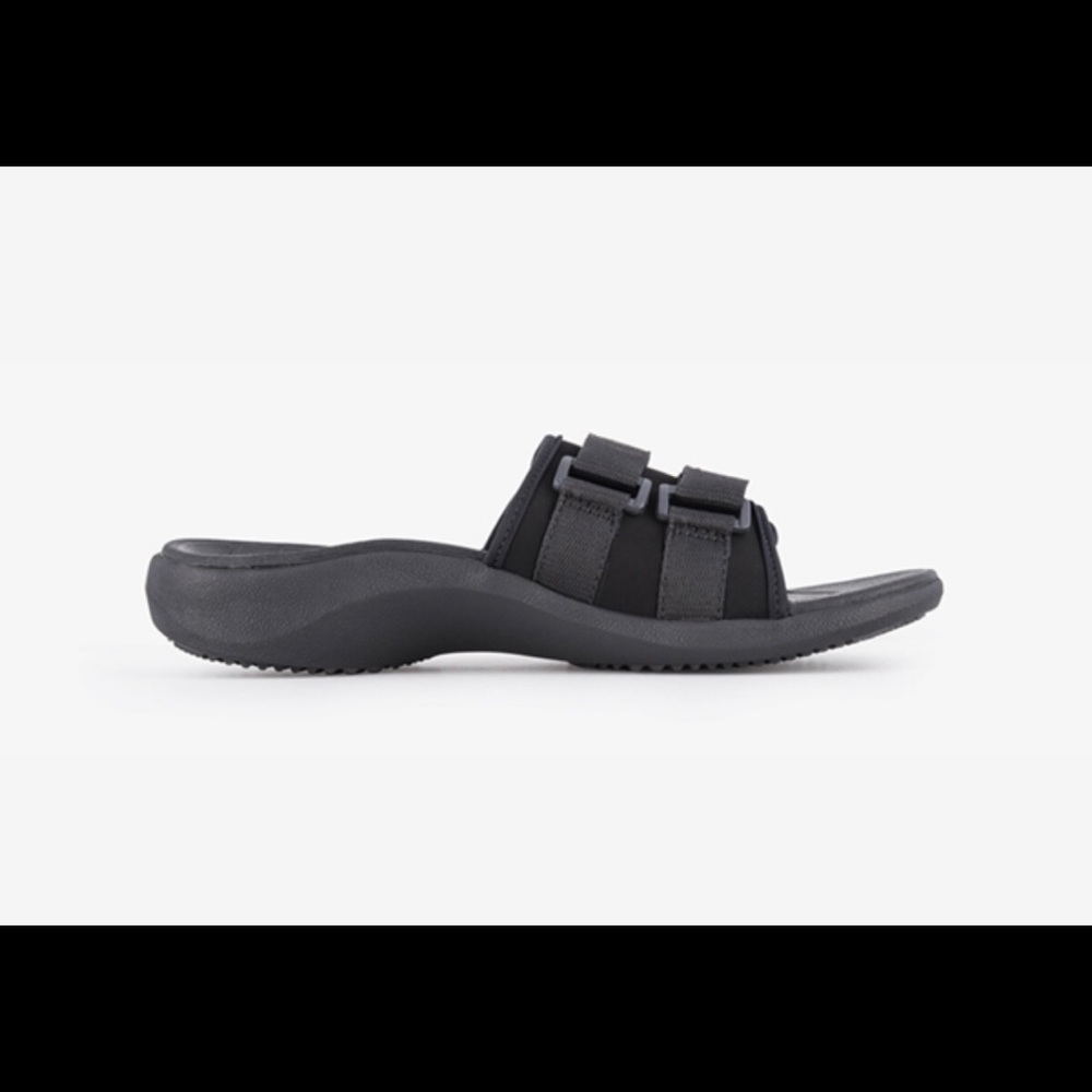 Black sporty sandal